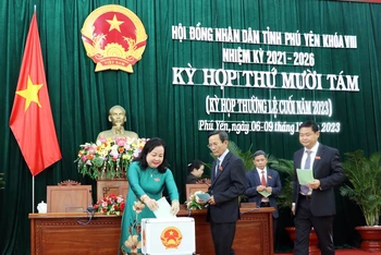 Các đại biểu bỏ phiếu tín nhiệm đối với các chức danh tại Kỳ họp lần thứ 18 HĐND tỉnh Phú Yên Khóa VIII (nhiệm kỳ 2021-2026). 