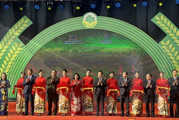 Các đại biểu cắt băng khai mạc Chương trình triển lãm, thương mại và giới thiệu sản phẩm OCOP làng nghề 2023 tại Ứng Hòa, Hà Nội.