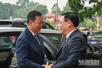 [Ảnh] Chủ tịch Quốc hội Vương Đình Huệ hội kiến Thủ tướng Campuchia Samdech Hun Manet