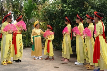 Nghệ nhân Trịnh Thị Phẩm (thứ ba từ phải sang) hướng dẫn học trò múa hát.