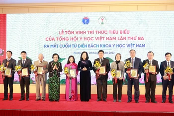 Tôn vinh, tặng hoa các trí thức tiêu biểu của Tổng hội Y học Việt Nam.