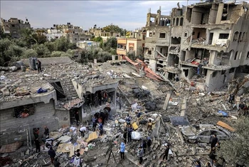 Hiện trường đổ nát sau vụ oanh tạc của Israel xuống trại tị nạn al-Maghazi ở Dải Gaza ngày 25/12/2023. (Ảnh: AFP/TTXVN)