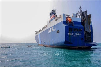 Tàu chở hàng Galaxy Leader (phải), bị lực lượng Houthi bắt giữ 2 ngày trước, về tới cảng tỉnh Hodeida, ngoài khơi Biển Đỏ. (Ảnh tư liệu: AFP/TTXVN)