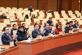 Các đồng chí lãnh đạo, nguyên lãnh đạo Đảng, Nhà nước, Quốc hội dự buổi gặp mặt. (Ảnh: DUY LINH)