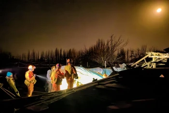 Lực lượng cứu hộ tìm kiếm nạn nhân tại hiện trường trận động đất ở tỉnh Aksu, Khu Tự trị Tân Cương, Trung Quốc ngày 23/1. (Ảnh: THX/TTXVN)