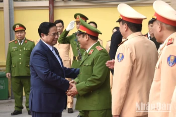 Thủ tướng Phạm Minh Chính đến thăm, chúc Tết Cục Cảnh sát giao thông.