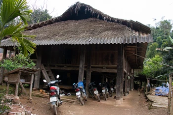 Những nếp nhà sàn truyền thống nơi xóm núi Thu Lu