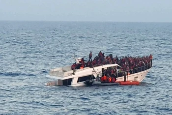 Một tàu chở người di cư gặp nạn. (Ảnh: AFP/TTXVN)