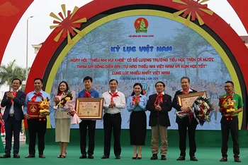 Ngày hội "Thiếu nhi vui khỏe" có số lượng trường tiểu học trên cả nước tham gia màn đồng diễn bài “Tự hào thiếu nhi Việt Nam và Kun học tốt” cùng lúc nhiều nhất Việt Nam. 