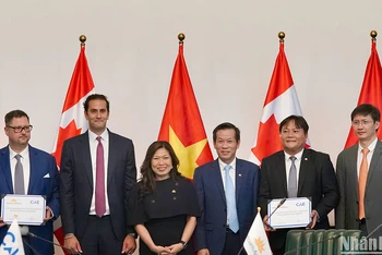 Đại diện Vietnam Airlines và CAE ký gia hạn hợp tác khai thác Buồng lái mô phỏng (SIM) dưới sự chứng kiến của bà Mary Ng, Bộ trưởng phát triển kinh tế, thương mại quốc tế và xúc tiến xuất khẩu Canada.
