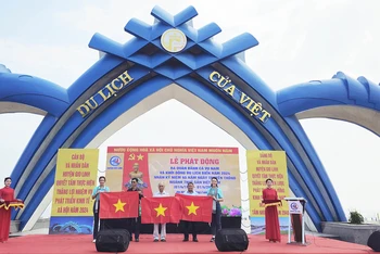 Hoa hậu Hoàn vũ Ngọc Châu và Á hậu Hoàn vũ Thủy Tiên tặng 100 lá cờ Tổ quốc cho các ngư dân Quảng Trị.