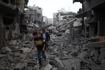 Cảnh đổ nát sau vụ oanh tạc của Israel xuống miền trung Gaza ngày 4/4/2024. (Ảnh: THX/TTXVN)