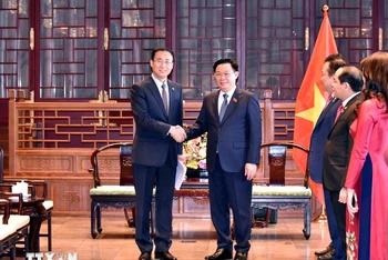 [Ảnh] Chủ tịch Quốc hội Vương Đình Huệ làm việc với lãnh đạo Tập đoàn Energy China