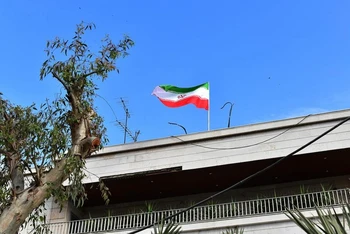 Lá cờ của Iran được treo tại lãnh sứ quán mới của Iran. (Ảnh: Xinhua)