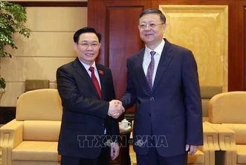 Chủ tịch Quốc hội Vương Đình Huệ gặp đồng chí Trần Cát Ninh, Bí thư Thành ủy Thượng Hải. 