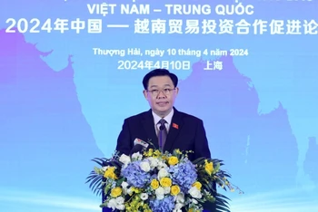Chủ tịch Quốc hội phát biểu tại Diễn đàn Chính sách, Pháp luật Thúc đẩy Hợp tác Đầu tư và Thương mại Việt Nam-Trung Quốc. 
