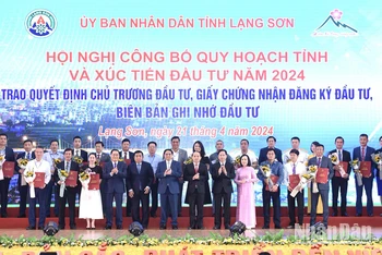 Thủ tướng Phạm Minh Chính chụp ảnh chung với các nhà đầu tư, doanh nghiệp tại hội nghị. 