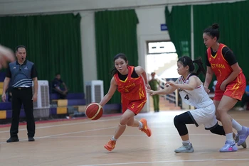 Đội tuyển bóng rổ nữ Việt Nam giành thắng lợi kịch tích trước các nữ cầu thủ Indonesia trong trận ra quân tại Đại hội Thể thao học sinh Đông Nam Á lần thứ 13.
