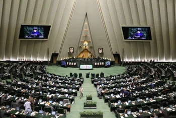 Toàn cảnh một phiên họp Quốc hội Iran ở Tehran. (Ảnh: AFP/TTXVN)