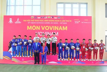 Các vận động viên của Đoàn Thể thao học sinh Việt Nam xuất sắc giành Huy chương Vàng tại nội dung đồng đội nam biểu diễn đòn chân tấn công.