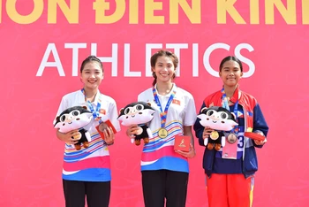 Ở nội dung vượt rào nữ 2.000m, vận động viên Đinh Thị Thu Hương giành Huy chương Vàng, Lý Mùi Sâu giành Huy chương Bạc.
