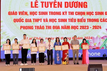 Lãnh đạo tỉnh Lai Châu trao bằng khen cho giáo viên dạy ôn thi và học sinh đạt giỏi quốc gia năm học 2023-2024.