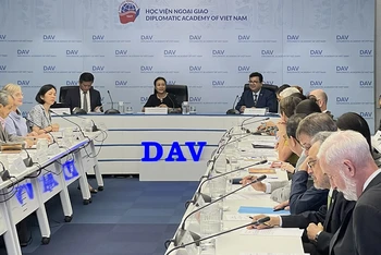Đại sứ Nguyễn Phương Nga, nguyên Chủ tịch Liên hiệp các tổ chức hữu nghị Việt Nam (VUFO) điều hành chuyên đề: “Những giải pháp tốt nhất và kinh nghiệm quốc tế” tại Hội nghị.