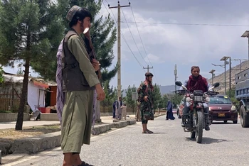 Lực lượng Taliban gác tại hiện trường một vụ tấn công ở Faizabad, tỉnh Badakhshan (Afghanistan). (Ảnh: AFP/TTXVN)