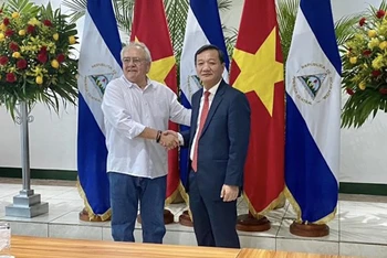 Phó Trưởng Ban Đối ngoại Trung ương Nguyễn Minh Tâm gặp Chủ tịch Quốc hội Gustavo Porras. (Ảnh: Ban đối ngoại Trung ương)