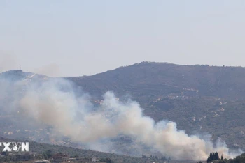 Khói bốc lên sau cuộc tấn công của Israel xuống Kafr Kila, Lebanon, ngày 29/7/2024. (Ảnh: THX/TTXVN)