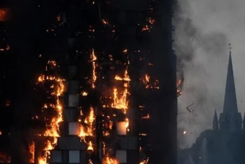 Lửa đỏ rực biến tòa tháp Grenfell thành ngọn đuốc. (Ảnh: Reuters)