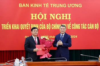 Đồng chí Lê Minh Hưng trao quyết định của Bộ Chính trị cho đồng chí Thái Thanh Quý.