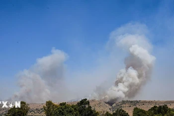 Khói bốc lên từ khu vực Cao nguyên Golan do Israel kiểm soát sau vụ tấn công rocket của nhóm vũ trang Hezbollah ở Liban. (Ảnh: THX/TTXVN)