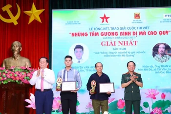 Đồng chí Nguyễn Trọng Nghĩa và Trung tướng Trịnh Văn Quyết trao giải Nhất tặng tác giả đoạt giải. 