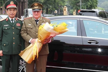 Đại tướng Phan Văn Giang đón Bộ trưởng Các Lực lượng vũ trang Cách mạng Cuba Álvaro López Miera.
