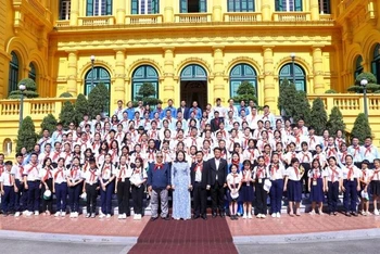 Phó Chủ tịch nước Võ Thị Ánh Xuân gặp mặt Đoàn đại biểu Cháu ngoan Bác Hồ tỉnh Bình Dương. 