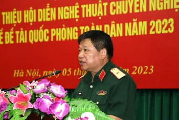 Thiếu tướng Lê Xuân Sang, Phó Cục trưởng Cục Tuyên huấn phát biểu tại cuộc họp báo. 