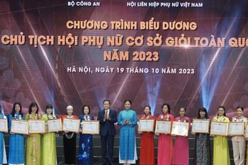Tôn vinh Chủ tịch Hội Phụ nữ cơ sở giỏi toàn quốc năm 2023. 