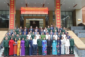 Các đồng chí học viên chụp ảnh lưu niệm cùng lãnh đạo Học viện Quốc phòng. 