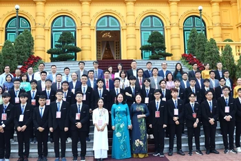 Phó Chủ tịch nước Võ Thị Ánh Xuân gặp mặt các học sinh đoạt giải Olympic và Khoa học kỹ thuật quốc tế năm 2023.