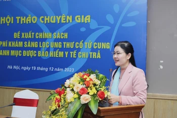 Phó Chủ tịch Hội Liên hiệp Phụ nữ Việt Nam Tôn Ngọc Hạnh phát biểu tại hội thảo. 