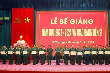 Lãnh đạo Học viện Quốc phòng trao Bằng khen tặng các tập thể, cá nhân hoàn thành xuất sắc nhiệm vụ năm học 2023- 2024. 