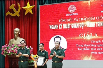 Vinh danh tác phẩm đoạt Giải A trong cuộc thi viết. 