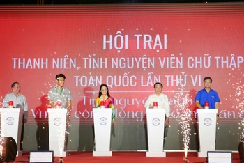 Các đại biểu thực hiện nghi thức khai mạc hội trại.