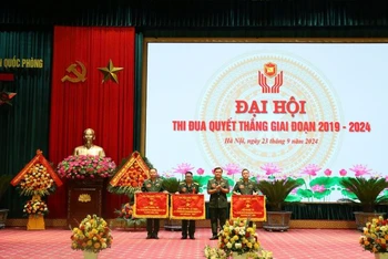 Các tập thể có thành tích xuất sắc, tiêu biểu trong phong trào Thi đua Quyết thắng giai đoạn 2019-2024 được trao Cờ thi đua. 