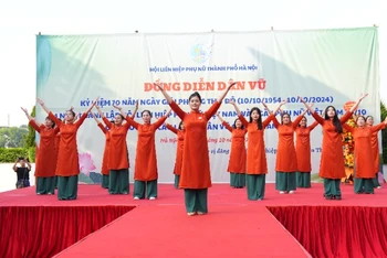 Màn đồng diễn dân vũ tại điểm cầu Công viên Thanh Xuân (Hà Nội). 