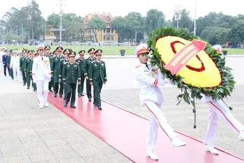 Đoàn đại biểu Quân ủy Trung ương, Bộ Quốc phòng đặt vòng hoa vào Lăng viếng Chủ tịch Hồ Chí Minh. 