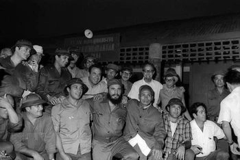 Lãnh tụ Fidel Castro, Thủ tướng Chính phủ Cách mạng Cuba, Bí thư Thứ nhất Ban Chấp hành Trung ương Đảng Cộng sản Cuba cùng Đoàn đại biểu Đảng và Chính phủ Cách mạng Cuba chụp ảnh kỷ niệm bên đồn An ninh nhân dân Bến Hải, địa cầu của miền nam trong chuyến đến thăm Vùng giải phóng miền nam Việt Nam, ngày 15/9/1973.