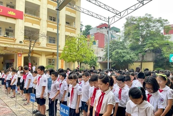 Các em học sinh dành 1 phút mặc niệm để tưởng nhớ các nạn nhân đã tử vong trong vụ cháy chung cư mini tại Khương Hạ.