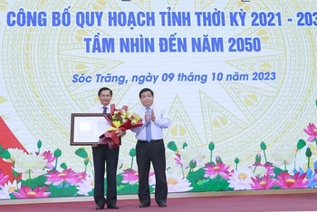 Bộ trưởng Kế hoạch và Đầu tư Nguyễn Chí Dũng trao Quyết định của Thủ tướng Chính phủ phê duyệt Quy hoạch tỉnh Sóc Trăng thời kỳ 2021-2030, tầm nhìn đến năm 2050.